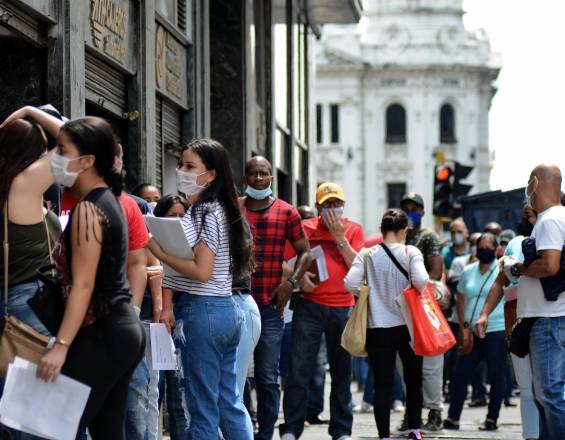 Desempleo en Colombia cayó a 12.3 % en agosto: casi 2 millones de colombianos consiguieron empleo
