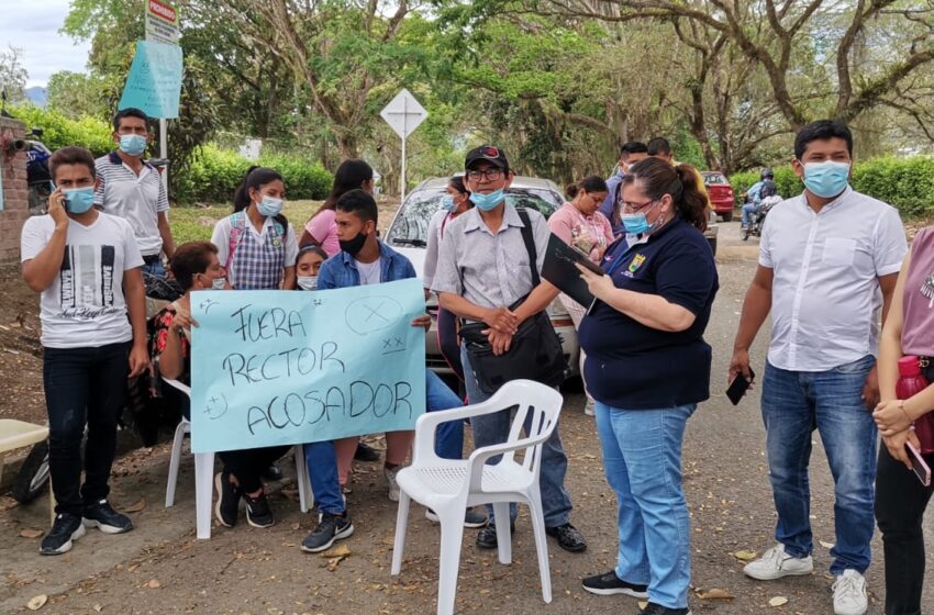  #ATENCION  #Plantón en la I.E Técnico Agrícola de La Plata,donde Rechazan el nombramiento del nuevo rector